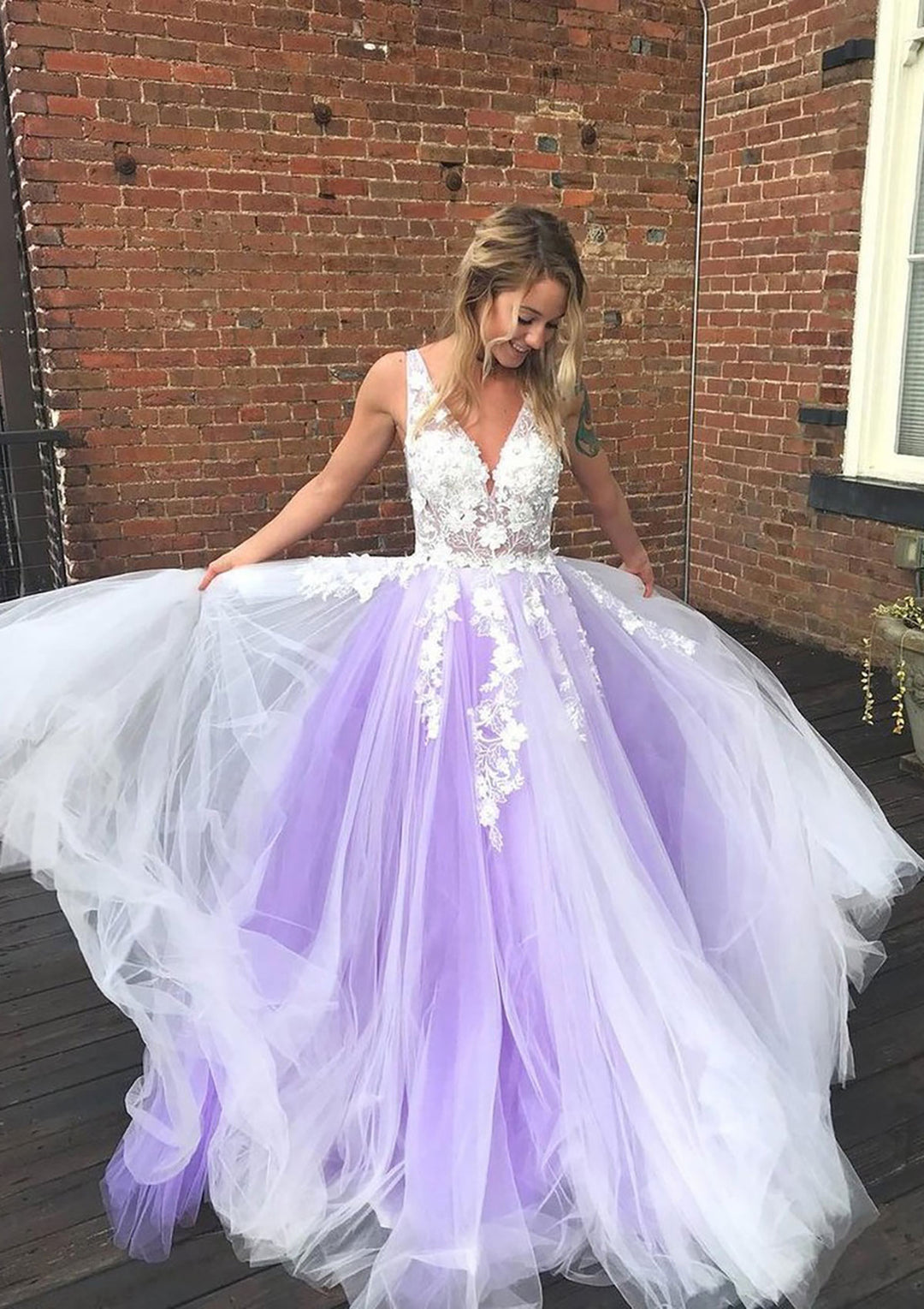 Lumidress Lilac Sleeveless V-Neck White Lace Appliqués Long Prom Gown